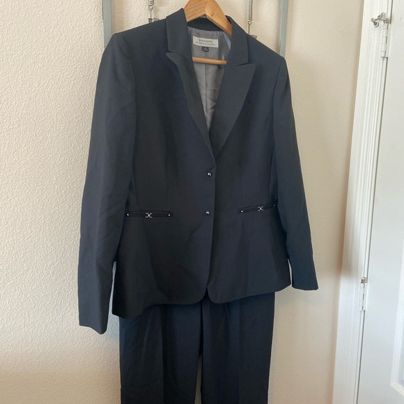 Tahari Pants - NWT Tahari by Arthur S. Levine Women's pant Suit